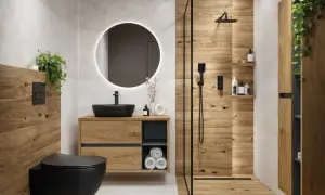 Nowoczesna łazienka z drewnianymi akcentami. Czarna, wisząca toaleta i umywalka na drewnianej szafce. Prysznic z deszczownicą i drewnianą ścianą. Elegancki regał do łazienki.