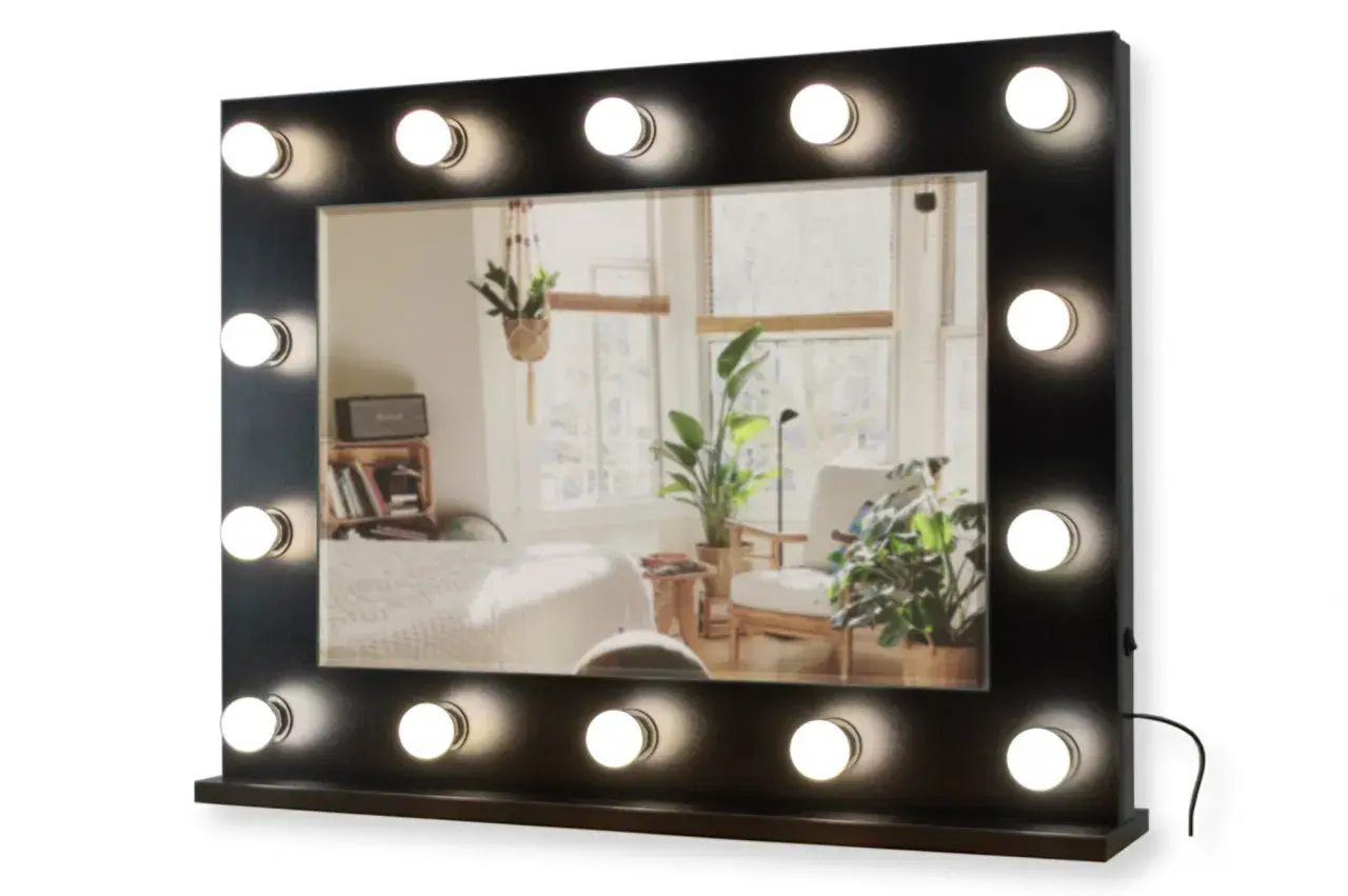 Lustro do toaletki z 16 żarówkami LED, idealne do makijażu. Odbija przytulne wnętrze z roślinami i łóżkiem.