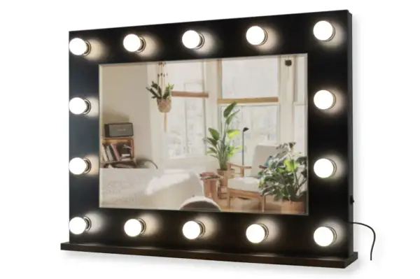 Lustro do toaletki z 16 żarówkami LED, idealne do makijażu. Odbija przytulne wnętrze z roślinami i łóżkiem.